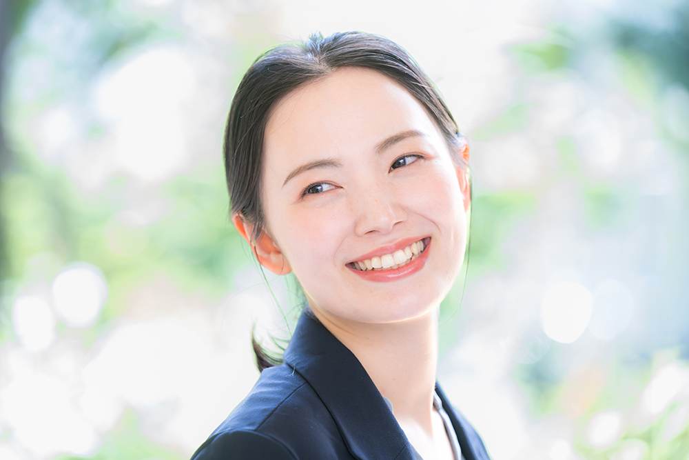 女性が微笑んでいる写真